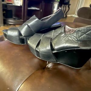 Kenneth Cole Reaction wedge